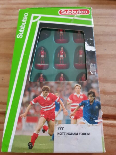 Subbuteo  Team - Nottingham Forest - Set 777  Goalkeeper not attached